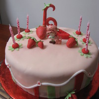 Strawberryshort Cake chocolate cake vanilla butercream cover in MMF