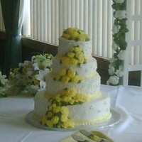 Round Wedding Cake With Buttercream Roses 