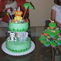 Safari Buttercream cake with decorations in fondant and cupcakes.I took the idea from Wilton.I made the animals and the palm in gumpaste.