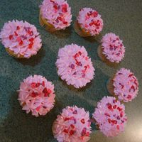 Quequitos De San Valentin DECORADOS CON CREMA BATIDA Y CORAZONES