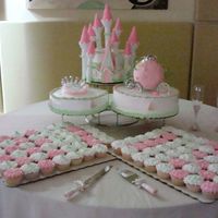 Castillo De Princesas CASTILLO ELABORADO CON EL SET DE WILTON Y CON PASTELES DE MEDIDAS 8 10 12 Y 14 DECORADOS CON FLORES DE BETUN ROYAL Y EL CASTILLO DECORADO...