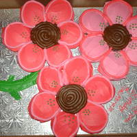 Cupcake Flower This flower cake is made out of cupcakes. It's the first cupcake cake that I've ever made. Quite fun and it turned out pretty...