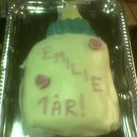 Marsipantteflaska_T_Emilie_29.jpg This was a cake for a little girl, when she turned one year old. I think she got enough "milk" that day :)