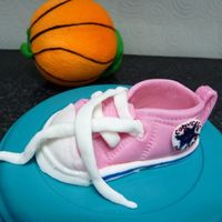 Booties Basket Baby Pink i&Acirc;&acute;m sorry is my first fondant.i hope the next one for mu friend&Acirc;&acute;s baby be better.thanks