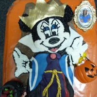 The Snow White Witch Minnie Mouse mix buttercream , fondant and the mirror is chocolateis the final halloween &Acirc;&acute;s proyect