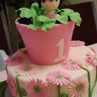 Daisy Fun! 7"pot and 12" bottom tier covered in fondant with fondant accents. idea for bottom tier from one of anne heap's cakes. my...
