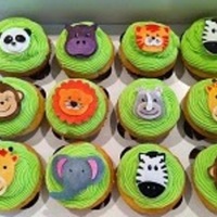 Jungle Animal Cupcakes Gumpaste animal faces were cut out on my Cricut Cake from white gumpaste. Different colors were painted on later.