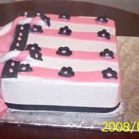 Shopping Bag this is a cake for a friend. a shopping bag with pink and black daisey.