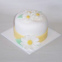 Daisy Mini-Cake Satin Ice & Gumpaste Flowers.