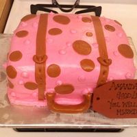 Suitcase My first attempt at a suitcase cake! A co-worker got a new job, so I thought this was appropriate. :)