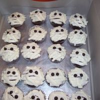 Mummy Cupcakes Halloween school party cupcakes.