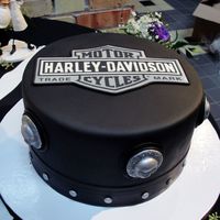 Black And White Harley This was a groom's cake that went with my recent upload of a Black and White Topsy Turvy. The skulls on the side were a homemade mold...