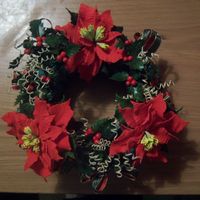 Christams Wreath Poinsettia, holly and berries made with flower paste to make this christmas wreath, I have added some curled wires dusted with gold luster...