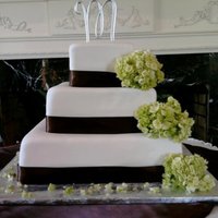 Simple simple wedding cake, green gardenia