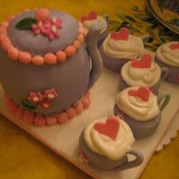 Teapot 3 D teapot and teacups covered in fondant