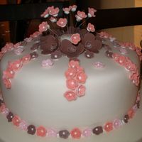 Single Tier Weddingcake "flowerz" This cake is covered with MMF (I made MMF for the very first time) and decorated with flowers made of candy fondant. I was very pleased...