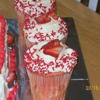 Stawberry Cupcakes cupcakes with creamcheese icing, topped with sprinkles and strawberry pieces