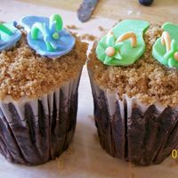 Flip Flops In The Sand Cupcakes these are cupcakes with buttercream icing, dipped in brown sugar. the flip flops are fondant