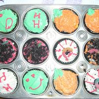 Halloween Cupcakes chocolate cupcakes, vanila icing AND for some coconut icing, very delicous!!