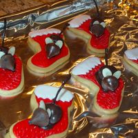 Chrsitmas_Mice_Resized.jpg Sugar cookie cutouts with rolled buttercream, glitter and mice.