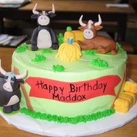 Bull Cake 9"round cake with buttercream icing fondant decorations
