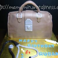 Doctor's Bag And Paraphenalia Based on photos of doctor's bags searched online and CC'ers, here's my take of a doctor's bag. Decorated with fondant....