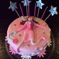 Winx - Flora My daughter is a huge fan of Club Winx, mainly of Flora. So, she made me do this cake. At school all the little girls have gone mad with it...