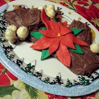 Poinsetta Yule Log Cake I made this cake last christmas (before I started my wilton cake decorating courses) I thought it turned out pretty good and it tasted...