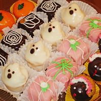 Halloween/fall Cupcakes These are some Halloween and thanksgiving cupcake and my 1st Petits Fours (so they call?) I made for neighbors. cupcakes are fun~