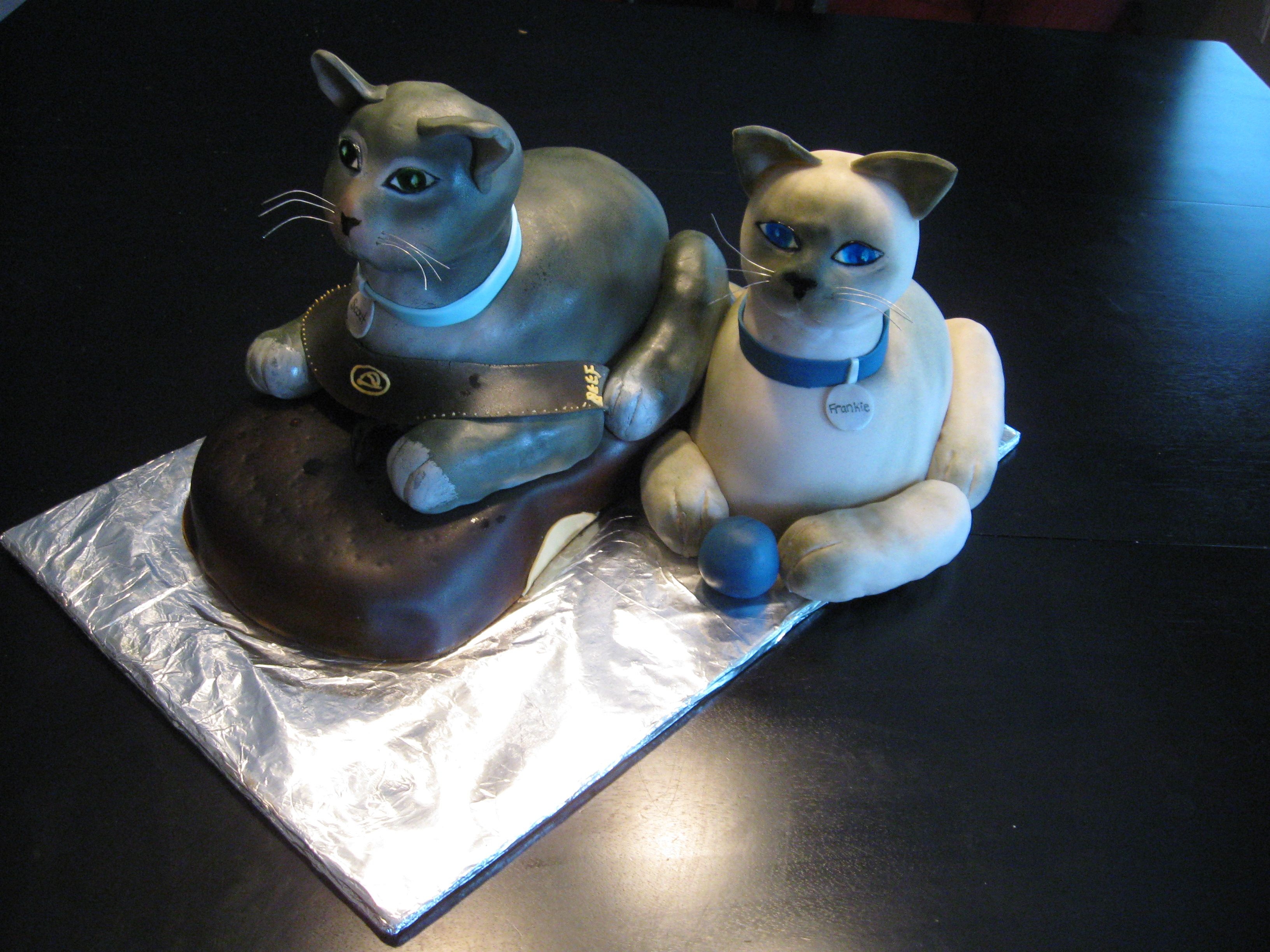 2 Cats And A Flip Flop This was for a groom's cake: their 2 cats, one sitting inside the groom's flip flop with the other alongside it playing with a...