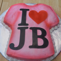 Justin Bieber T-Shirt T-Shirt pan Cake, Iced in Buttercream, with airbrushed fondant details.