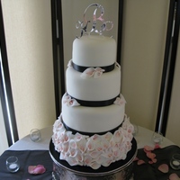 Lily Cake This is a variation of my white lily cake. Sugarpaste calla lilies