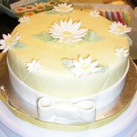 Pretty Daisy I was just having fun with this cakeMF fondant with gumpaste flowers