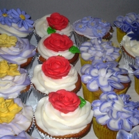 A Flower Garden I made 100 cupcakes for a friend's niece's graduation. They wanted lots of flowers, some red, adn some with volleyballs. I love...