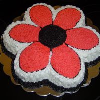 Pinky Flower This cake is an almond cake, covered with buttercream. Enjoy it!