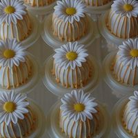Orange Strip Daisy Mini Cake This mini cake i made using 3 tipe of icing , butter cream , fondant and royal icing .first i use butter cream to cover mini cake and than...