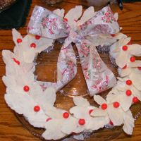 Wreath Cupcakes wreath cupcakes.13 cupcakes make up this wreath, covered with white buttercream frosting, and chocolate mint leaves