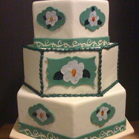 Hexagon Magnolia Three-tiered dummy. Magnolias were painted with food coloring get paste. Piping royal icing.