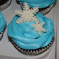Snowflake Cupcakes Snowflake cupcakes with fondant snowflakes with peppermint in the fondant. The family thought the snowflakes tasted like after dinner mints...