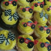 Racer Cupcakes cupcakes to match the giant cookies! Still with the racecar and the racing flag (whatever the term is, i don't know. haha)