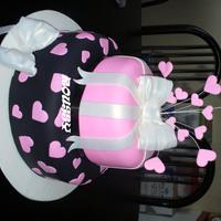 Torta A Desnivel torta farrada en fondant extendido, lazo hecho en pasta de goma