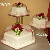 Torta Exagonal Con Blondas Nacaradas Y Rosas Rojas TORTA EXAGONAL CON BLONDAS NACARADAS Y ROSAS ROJAS.