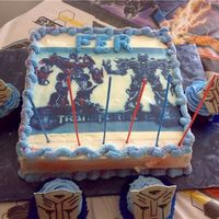 Transformes Cakes Just a cake with a few cupcakes arround, the tranformers mask are gumpaste