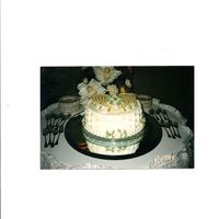 Scan0029.jpg Heart made of candy melts, buttercream icing and peach buttercream roses