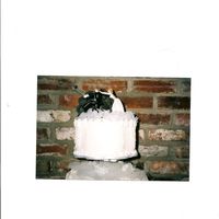 Scan0028.jpg Husband to be was a golf pro so she wanted something to do with golfing on top.