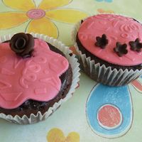 Just Experimenting Ever since I saw these kind of textured designs on here and flickr, I wanted to try them out, but my cupcakes never came out even. This is...