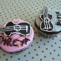 Guitar Made for the birtday of a friend's children. Chocolate cupcakes with buttercream frostings and chocolate guitar. Need a steady hand,...