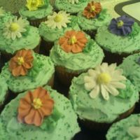 Flower Cup Cakes Spring cupcakes. Royal icing flowers and butter cream icing. Green sprinkles.