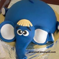 Elephant Cake i made this cake for my son's first birthday. &Yacute; made another two cakes. The others was rabbit house and cat shaped.