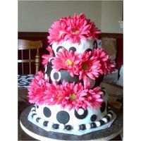 Petals & Polkadots first time experimenting with airbrushing a whole tier black. This is a dummy cake done just for fun and experience.